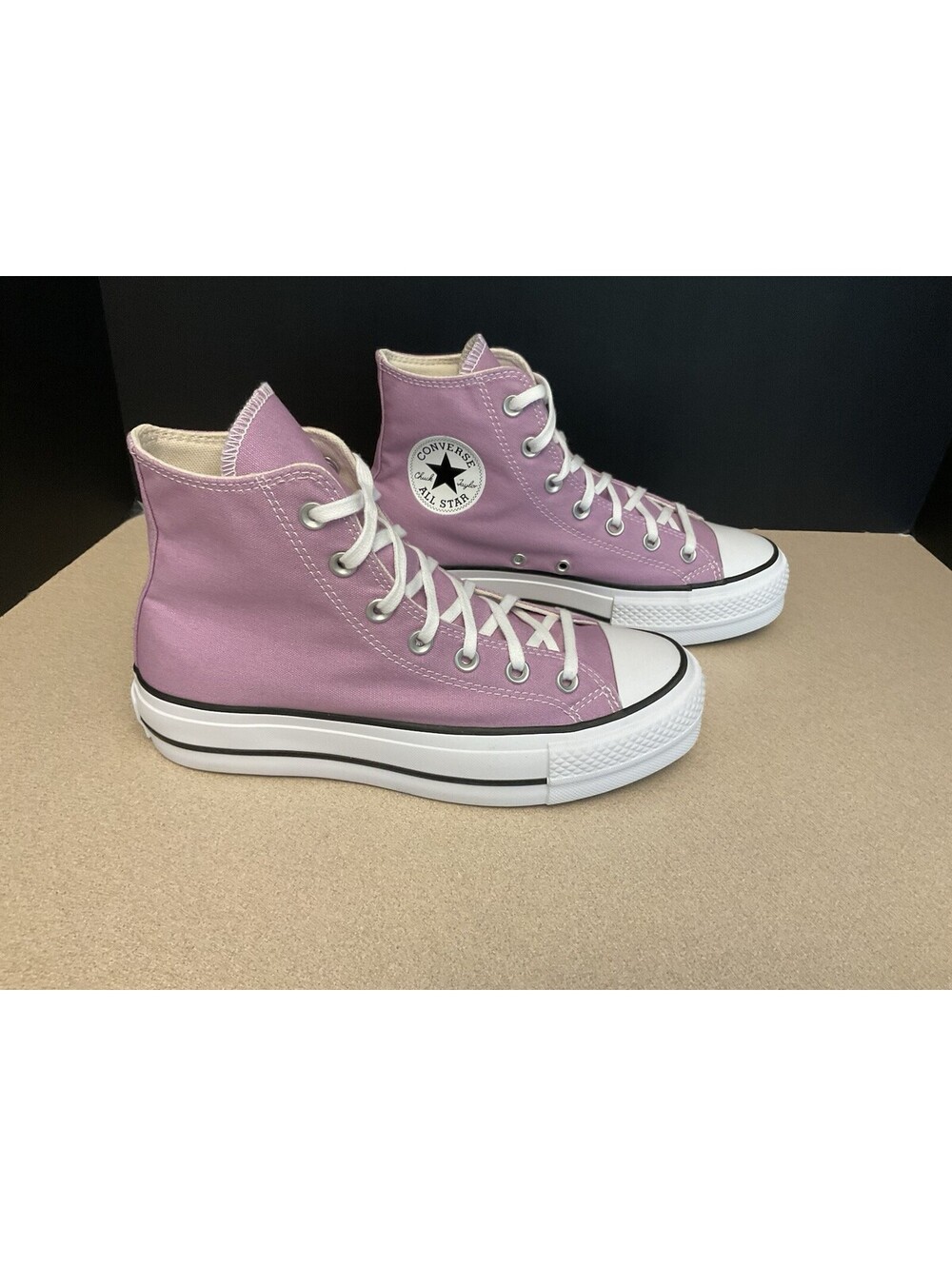 NEW! WOMENS CONVERSE CHUCK TAYLOR ALL STAR LIFT PLATFORM Hi SHOES. SIZE 8. NICE!
